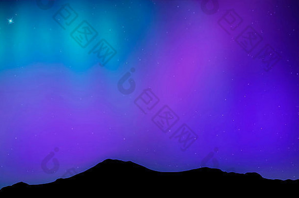 夜晚山上天空中柔和的北极光，蓝色和紫色