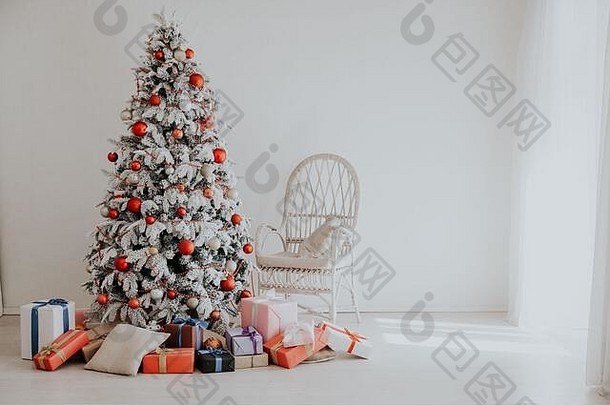 白色圣诞树上装饰着礼物和新年花环