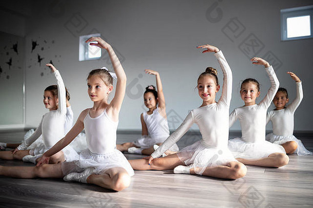 一群小芭蕾舞女孩在舞蹈学校做练习