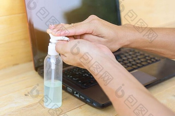 使用消毒凝胶清洁手部，以保护健康免受疾病