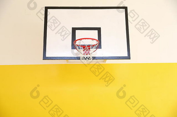 篮球板是标准化的，其放置高度也是标准化的，以便运动员在相同的条件下进行锻炼。