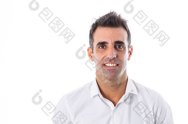 一位35-40岁的白种人，深色头发，酷炫的现代造型，在白色背景的摄影棚微笑
