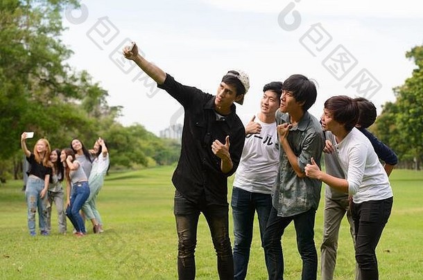 一群快乐的年轻朋友一起在公园自拍