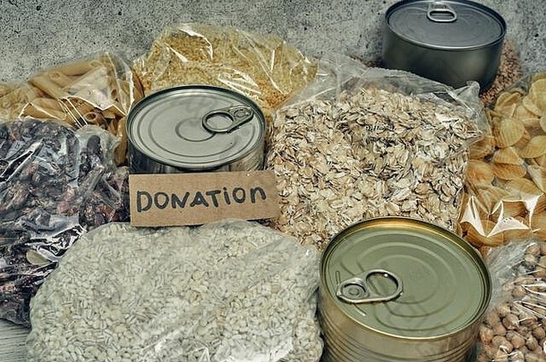 捐赠食物。在大流行期间帮助产品，慈善。