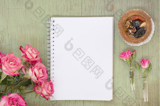 空白笔记本模拟艺术作品粉红色的玫瑰蛋糕的地方文本新鲜的花