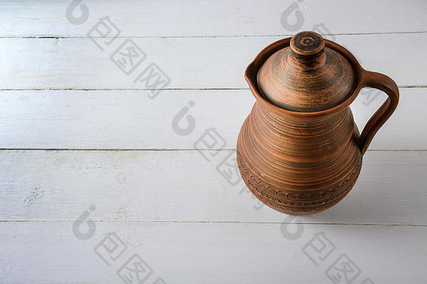 木制桌子背景上的陶罐。顶视图。拷贝空间