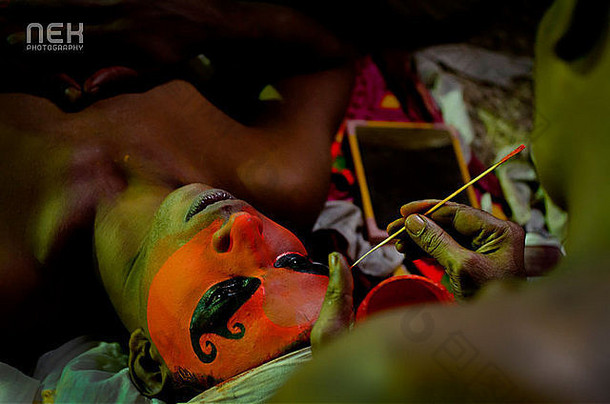 土卫五是一种著名的仪式艺术形式，起源于北喀拉拉邦，它将喀拉拉邦的伟大故事赋予了生命