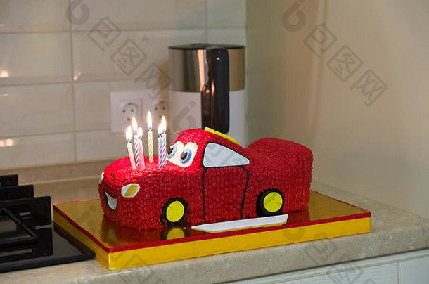用蜡烛做成的跑车形状的生日蛋糕