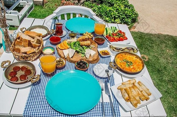 酒店概念促销早餐，美味的本笃鸡蛋，土耳其和法国早餐，茶和橙汁。游泳池附近