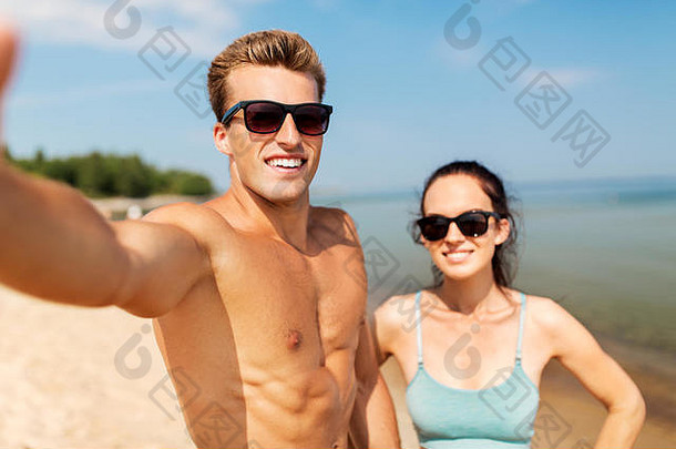 一对情侣在夏日海滩自拍