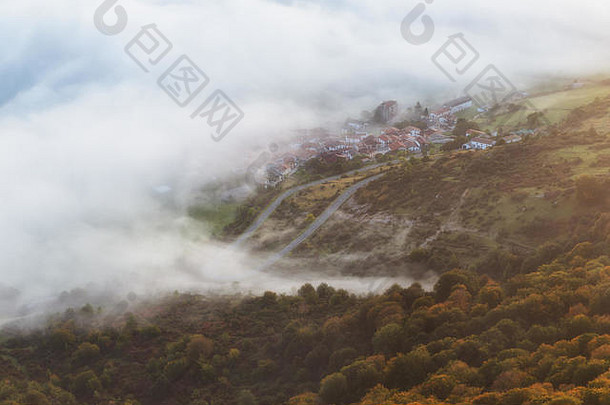 雾和森林环绕的Lizarraga村