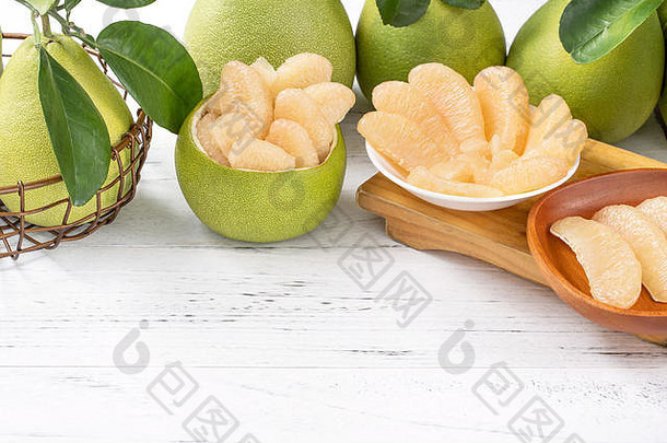 新鲜去皮柚子、葡萄柚、柚子置于明亮的木质桌面背景上。中秋时令水果，特写，空间。