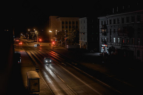 夜城市生活：汽车和路灯