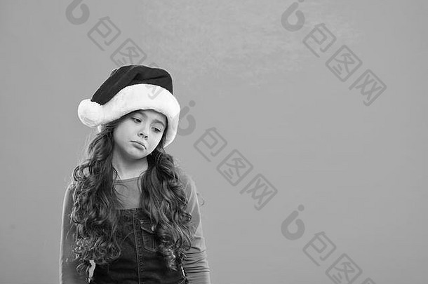 新年晚会。圣诞老人<strong>小孩</strong>。圣诞礼物。童年寒假快乐。悲伤的小女孩。圣诞节购物。戴圣诞帽的小女孩。圣诞节的盛<strong>宴</strong>。天哪，快活点。