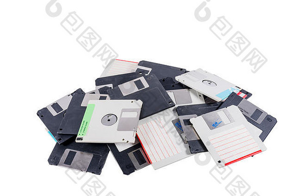 在白色背景上隔离成一堆的旧计算机磁盘