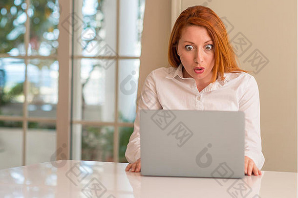 红色头发的人女人电脑移动PC首页害怕冲击惊喜脸害怕兴奋恐惧表达式