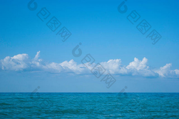 白色云蓝色的平静海自然海滩景观
