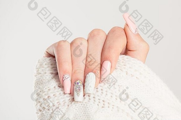 指甲波兰的艺术修指甲现代风格蓝色的指甲波兰的时尚的柔和的颜色粉红色的白色指甲持有羊毛材料袖上衣孤立的白色回来