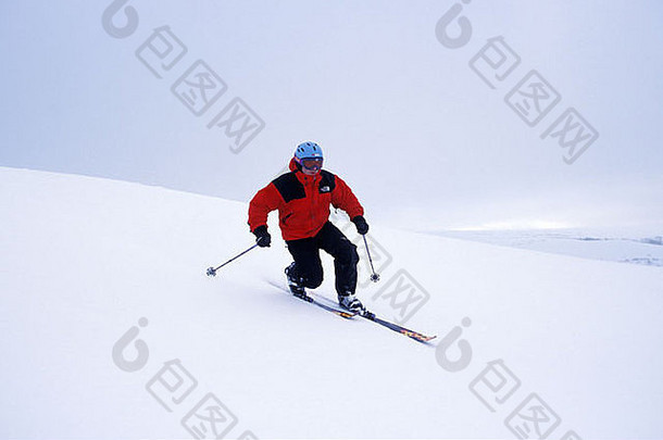 在滑雪坡上进行电话营销