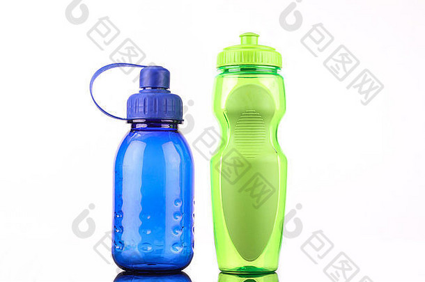 在白色背景上隔离的蓝色和绿色瓶子