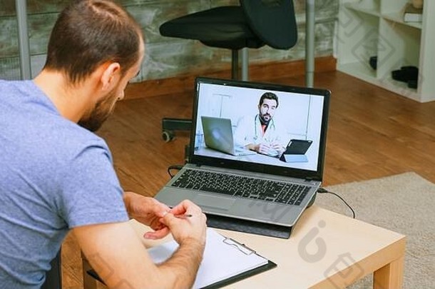 在2019冠状病毒疾病隔离期间，医生向病人显示视频。
