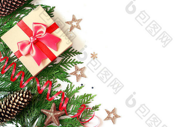 圣诞背景，白色背景上的绿色松枝、松果、星星和礼品盒。具有空间的创意构图，俯视图。<strong>元旦节</strong>