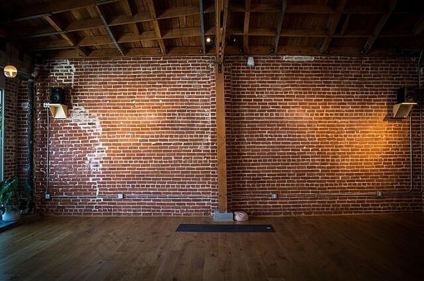 瑜伽工作室砖墙木地板上