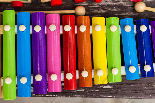 儿童商店市场的乐器和彩色儿童玩具