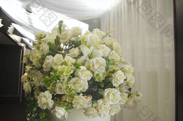 婚礼、生日或情人节的完美玫瑰芳香。宴会厅上新娘的花束。蓝色、白色和粉色的玫瑰