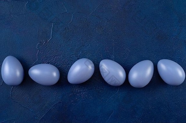 深蓝色背景上复活节彩蛋的特写镜头
