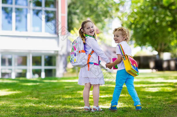 孩子们回来学校开始学校一年夏天假期男孩女孩背包书学校一天开始班