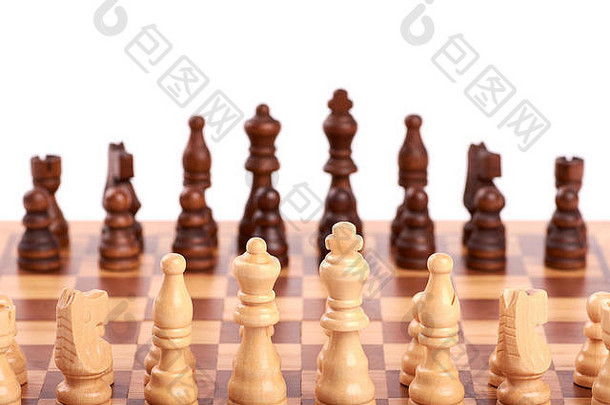 集白色黑色的木国际象棋块站行棋盘孤立的白色背景