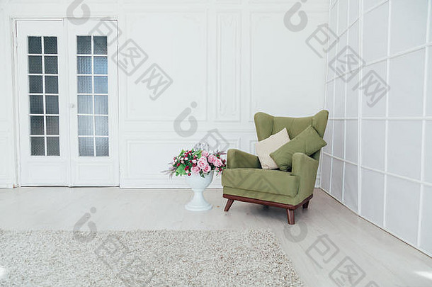 白色房间内部的绿色复古椅子