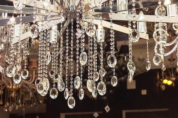 水晶枝形吊灯，悬挂珠宝和钻石。豪华内饰