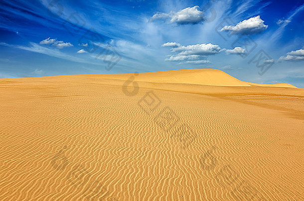 日出时的沙漠沙丘