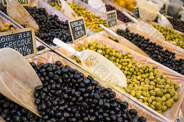 各种橄榄提供市场摊位阿维尼翁vaulcuse普罗旺斯法国欧洲