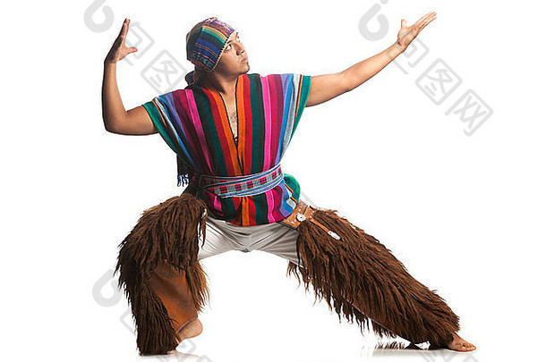 厄瓜多尔舞蹈演员，穿着高地骆驼或羊驼长裤工作室拍摄的传统服装，在白色背景下拍摄
