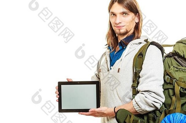 背包客男人。持有平板电脑电脑空白屏幕显示Copyspace旅游旅行者广告技术