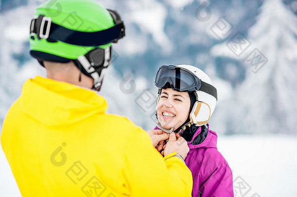 准备<strong>滑雪</strong>的情侣