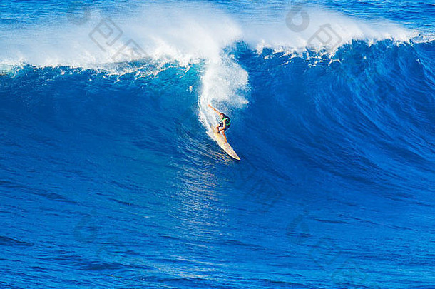 极端的冲浪者骑巨大的海洋波夏威夷