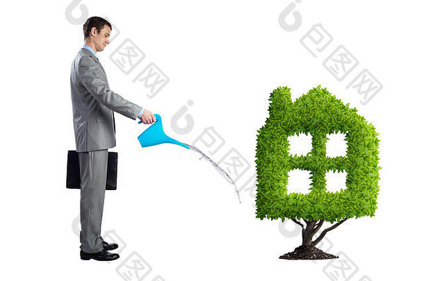 商人浇灌房子形状的绿色植物