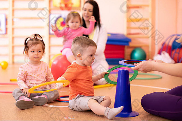 幼儿园婴儿组在健身房做运动
