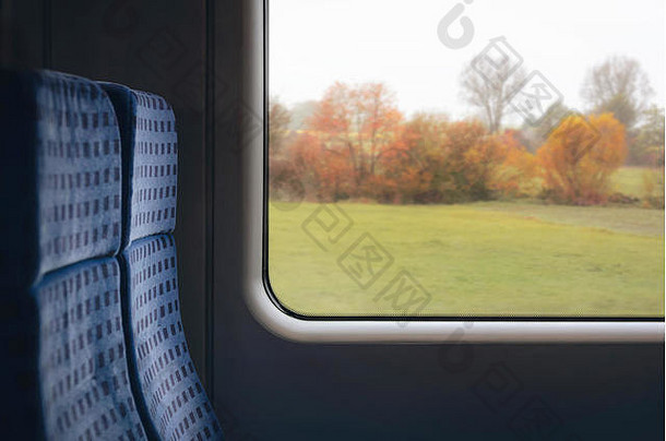 火车内部的特写镜头，蓝色的椅子，以及在德国旅行的彩色<strong>秋</strong>景。带拷贝空间的旅行<strong>时</strong>间图像。