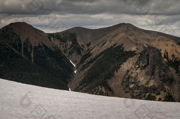 从白雪覆盖的山口向埃尔多拉多和大猩猩岩（右侧）眺望（加拿大不列颠哥伦比亚省南奇尔科廷山公园）。
