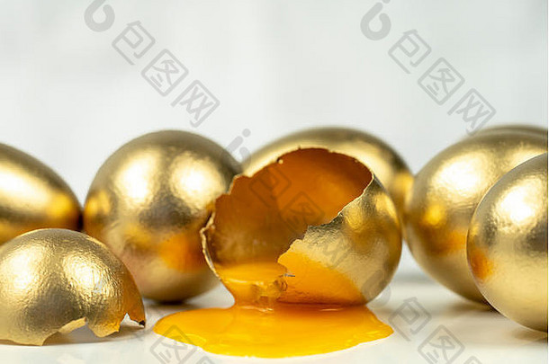 金鸡蛋白色背景蛋打破了橙色蛋黄流金壳牌