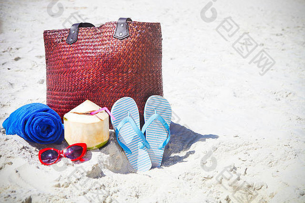 人字拖、太阳镜、沙滩巾、沙滩包和椰子鸡尾酒。<strong>暑期旅游</strong>与度假理念