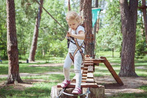 <strong>儿童</strong>休闲活动。小女孩在绳索公园玩得很开心。