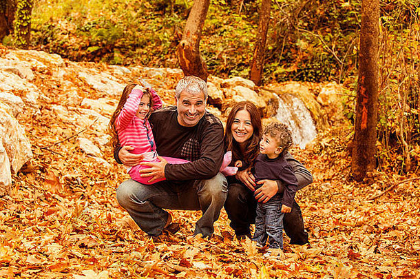 图片快乐的年轻的家庭玩<strong>游戏</strong>秋天的森林肖像可爱的孩子们父母公园秋天假期