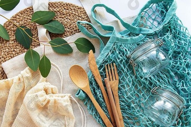 棉袋、网袋，带可重复使用的玻璃罐和竹餐具。零废物概念。环保。平铺