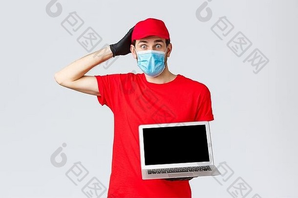 客户支持2019冠状病毒疾病包交付，网上订单概念。穿着红色制服、面罩和手套的困惑和担忧的快递员